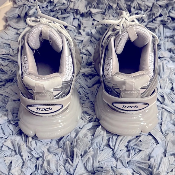 Balenciaga - Picture 2 of 4